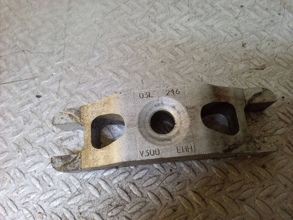 Fuel Injector clamp holder 03L216