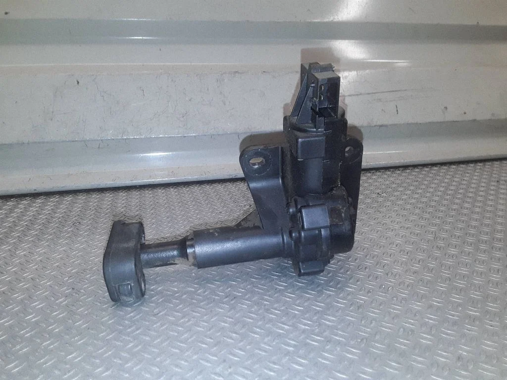 Vent window/glass motor – right