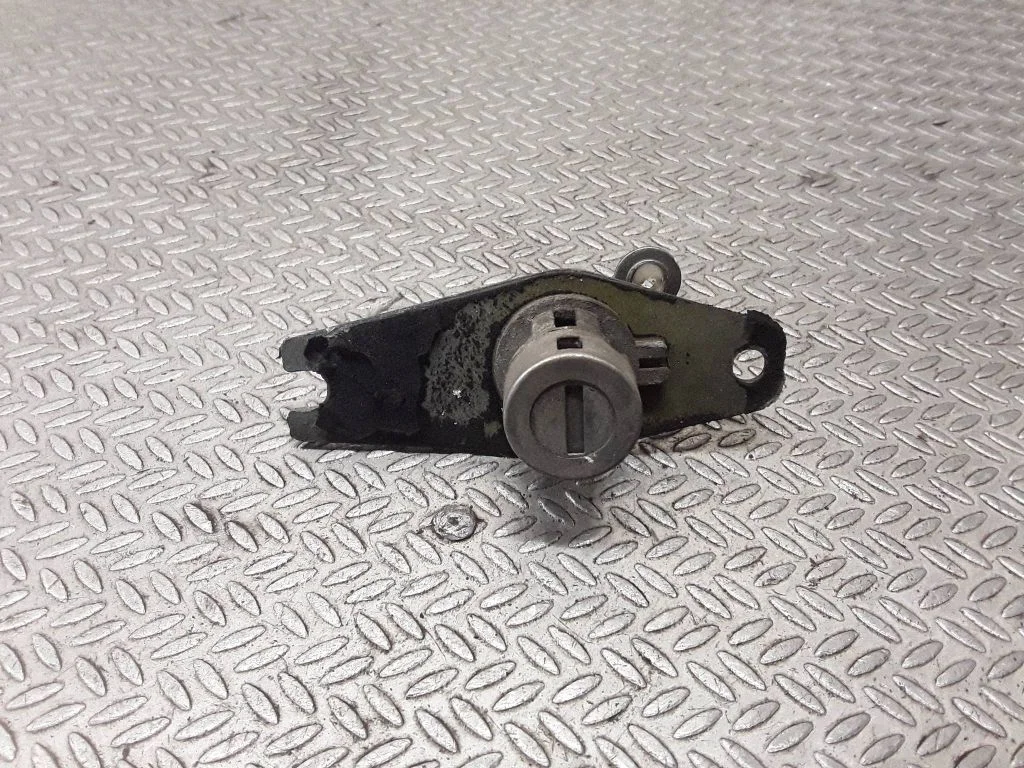 Tailgate exterior lock