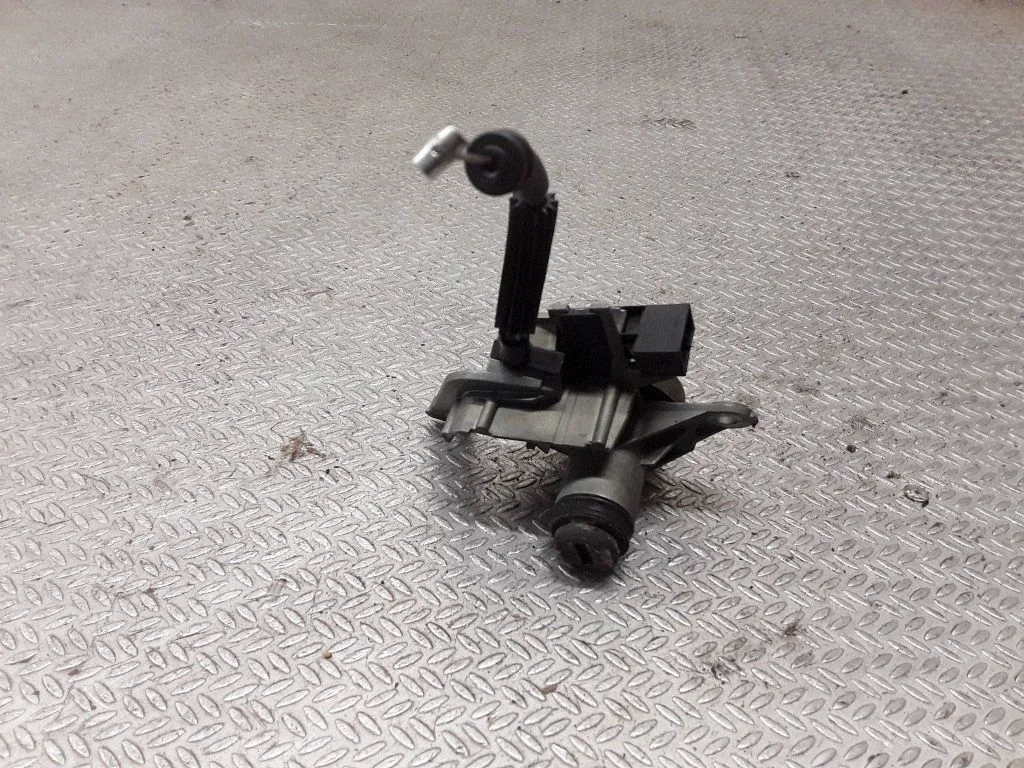 Tailgate exterior lock
