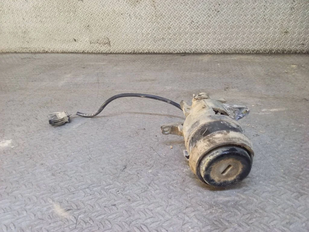 Tailgate exterior lock
