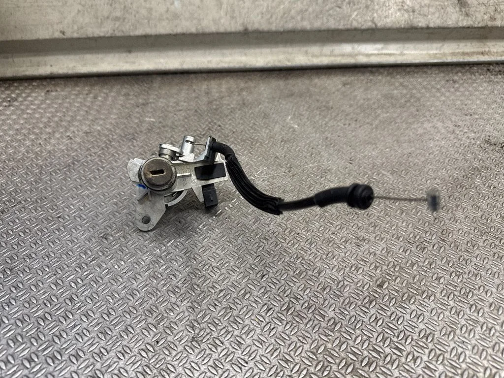 Tailgate exterior lock 8E0827573A