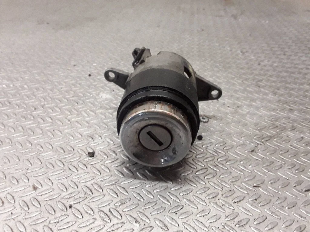 Tailgate exterior lock