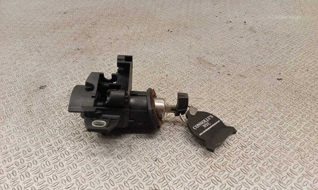 Tailgate exterior lock 7117926