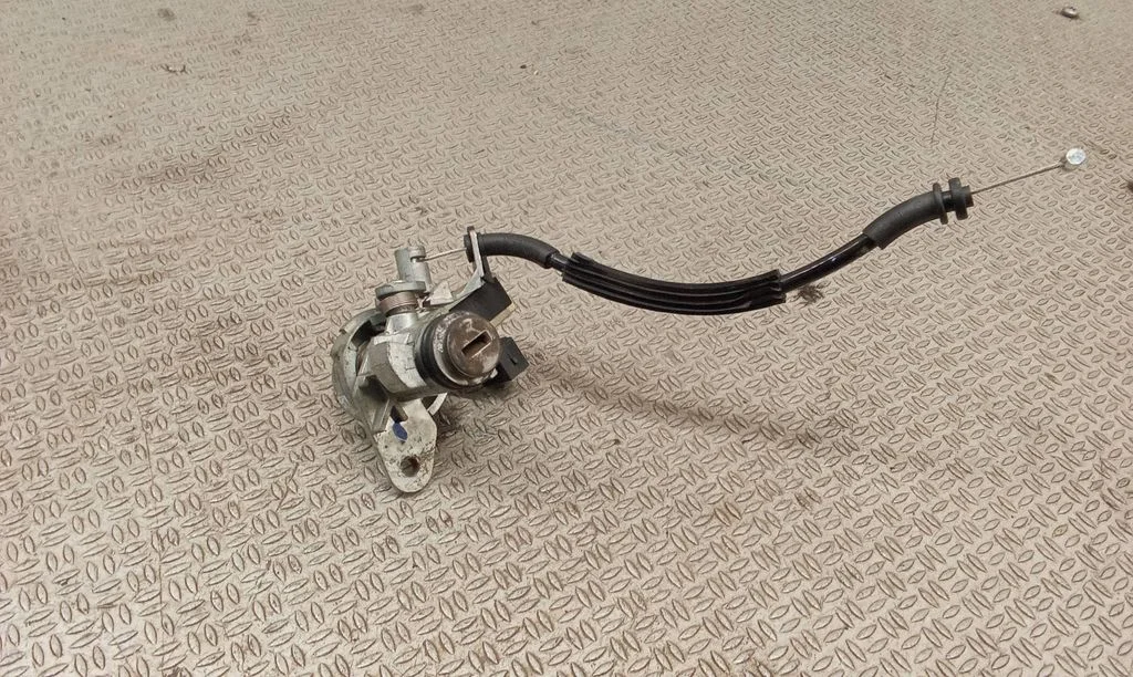 Tailgate exterior lock 8E0827573A