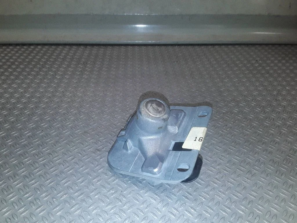 Tailgate exterior lock