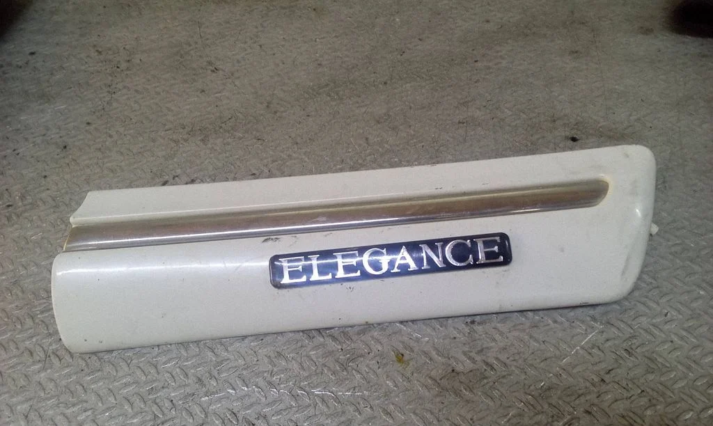 Fender trim (molding) A2106900282