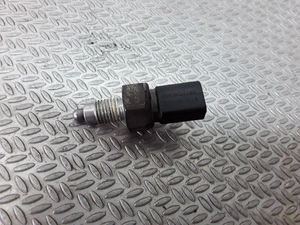 Atpakaļgaitas slēdzis (sensors) 02K945415G