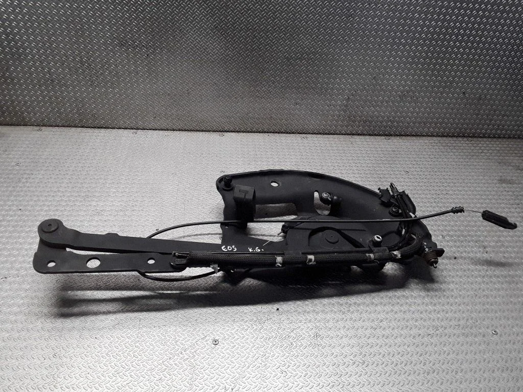 Convertible roof hinge – Volkswagen Eos (2006-2010)