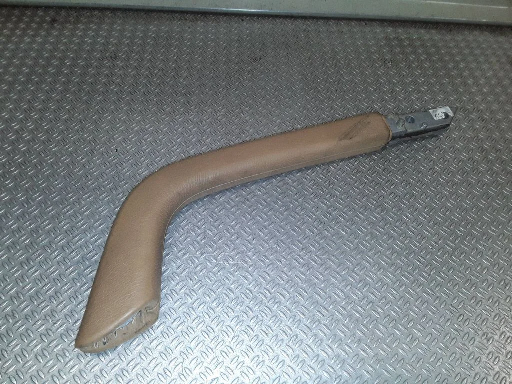 Other center console (tunnel) element – left
