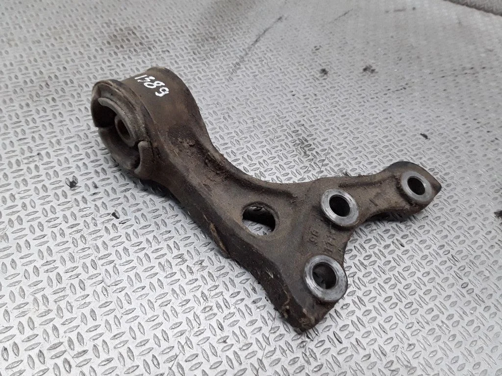Eesmise reduktori klamber – Toyota Hilux (N80, N90, N100, N110) (1988-1997)