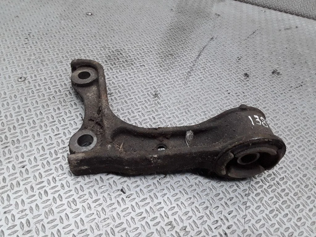 Eesmise reduktori klamber – Toyota Hilux (N80, N90, N100, N110) (1988-1997)