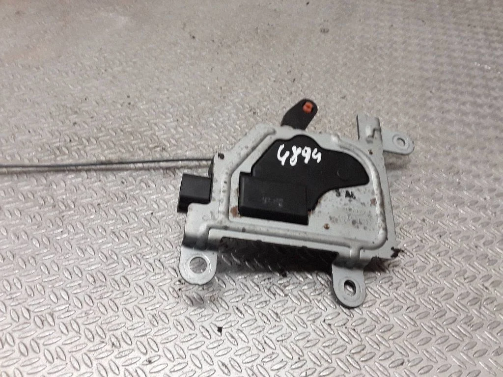 Aizmugurējā vāka slēdzenes motoriņš 812403E000