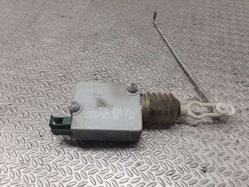 Siłownik zamka klapy bagażnika 8Z0962115