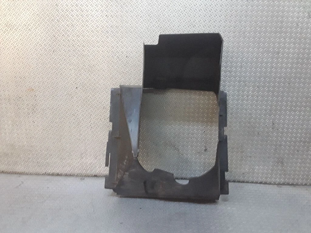 Intercooler air channel guide 7L6117335