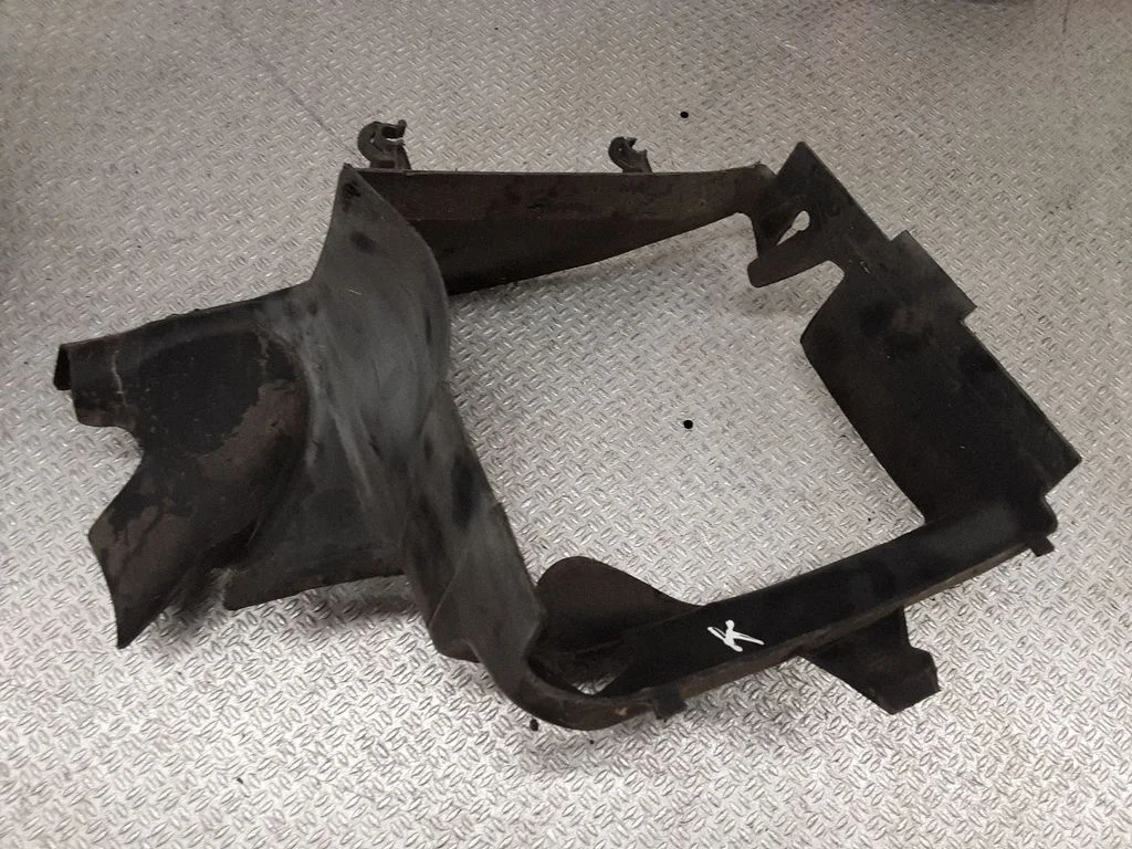 Intercooler air channel guide – left