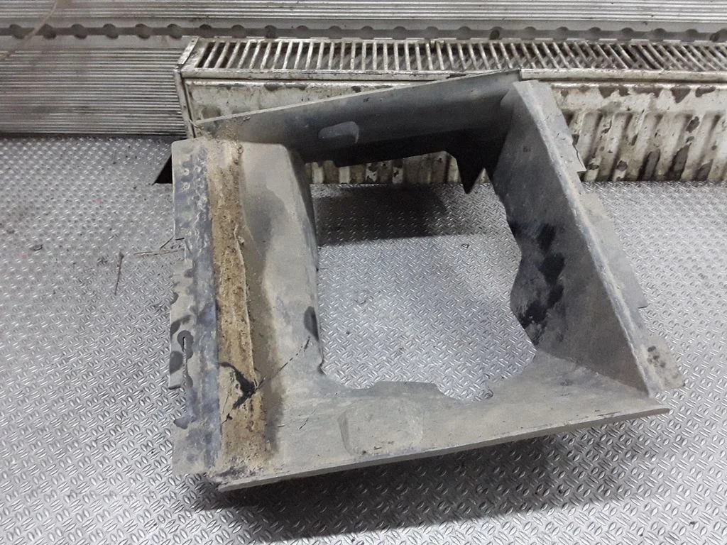Intercooler air channel guide 7L6117336A