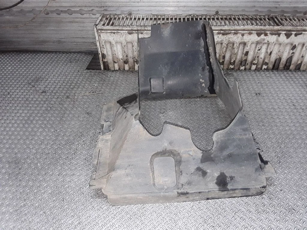 Intercooler air channel guide 7L6117335A