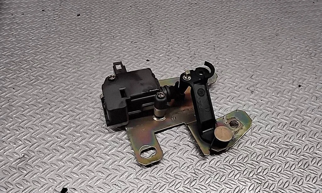 Aizmugurējā vāka slēdzenes motoriņš 7l6827425