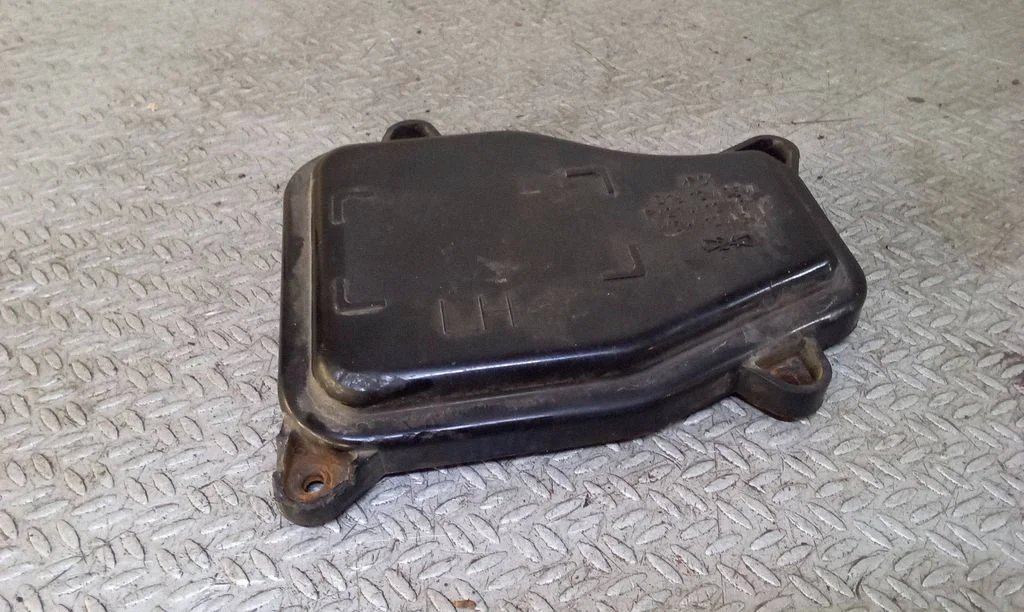 Headlight/headlamp dust cover – left