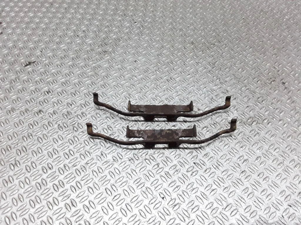 Rear brake pad spring