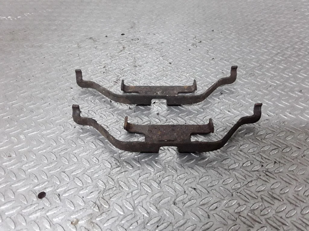 Rear brake pad spring