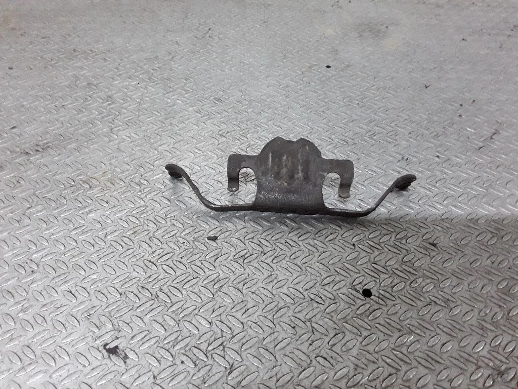 Pidurisadula vedru/survedetail (tagumine) – vasak