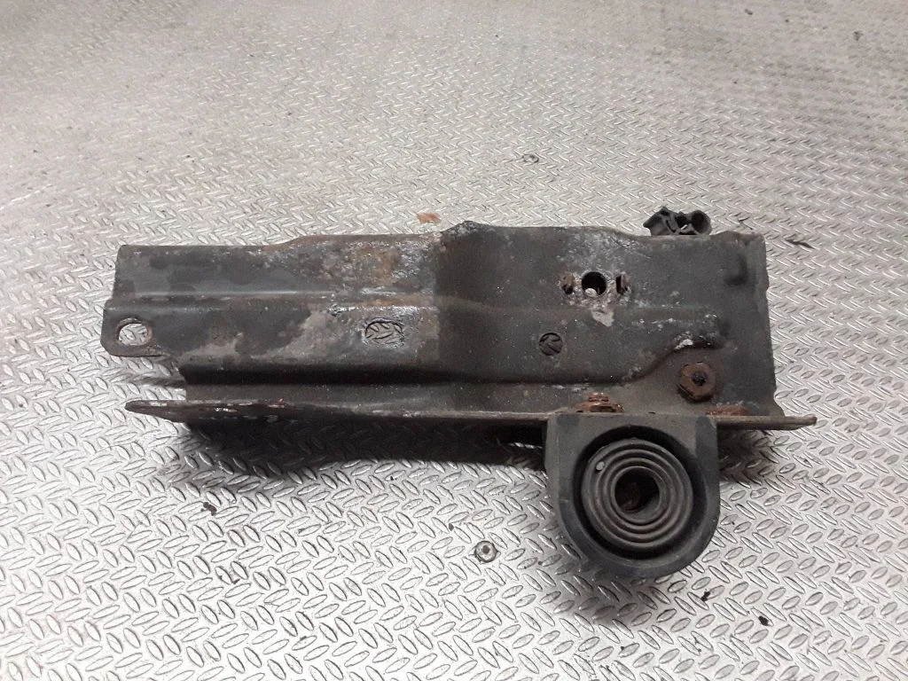Radiator mount bracket – left