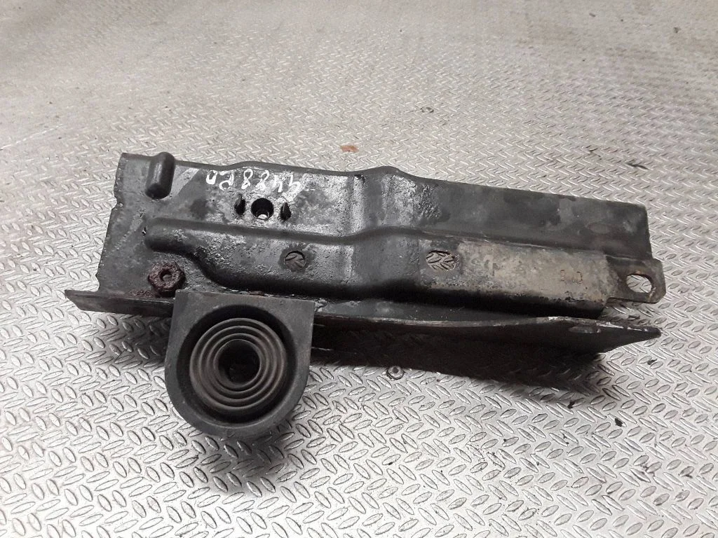 Radiator mount bracket – right