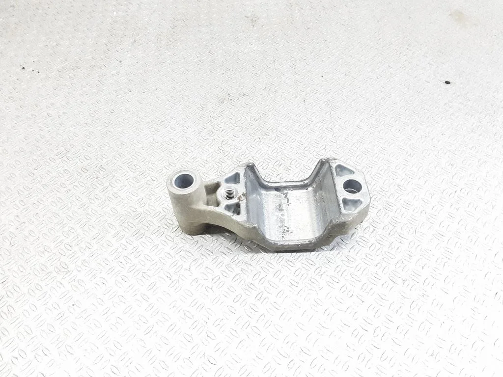 Sway bar bush bracket, front 3D0199613H