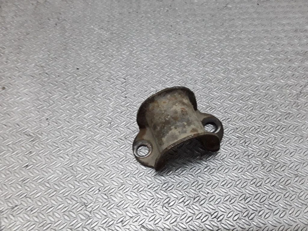 Sway bar bush bracket, front