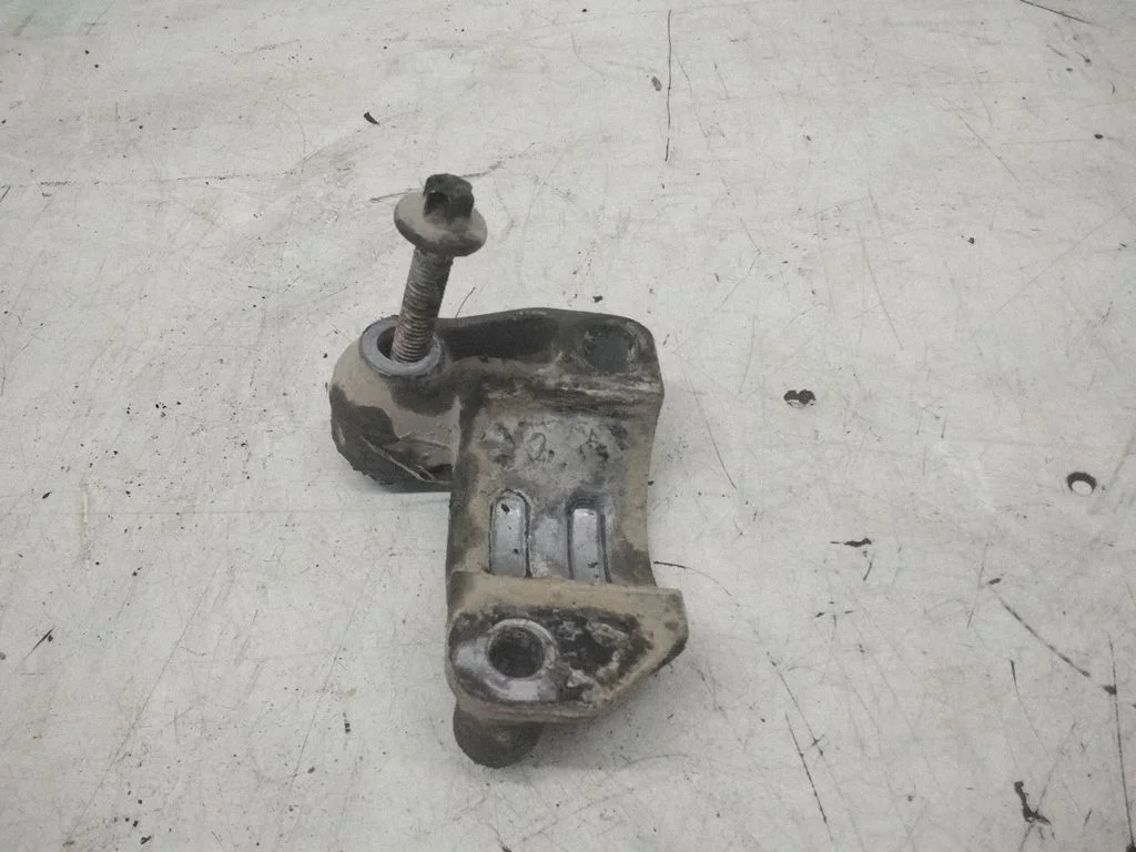 Sway bar bush bracket, front