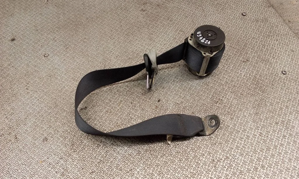 Third row seat belt – right