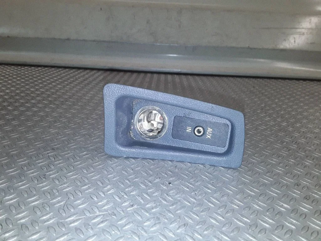 AUX ligzda 6930561