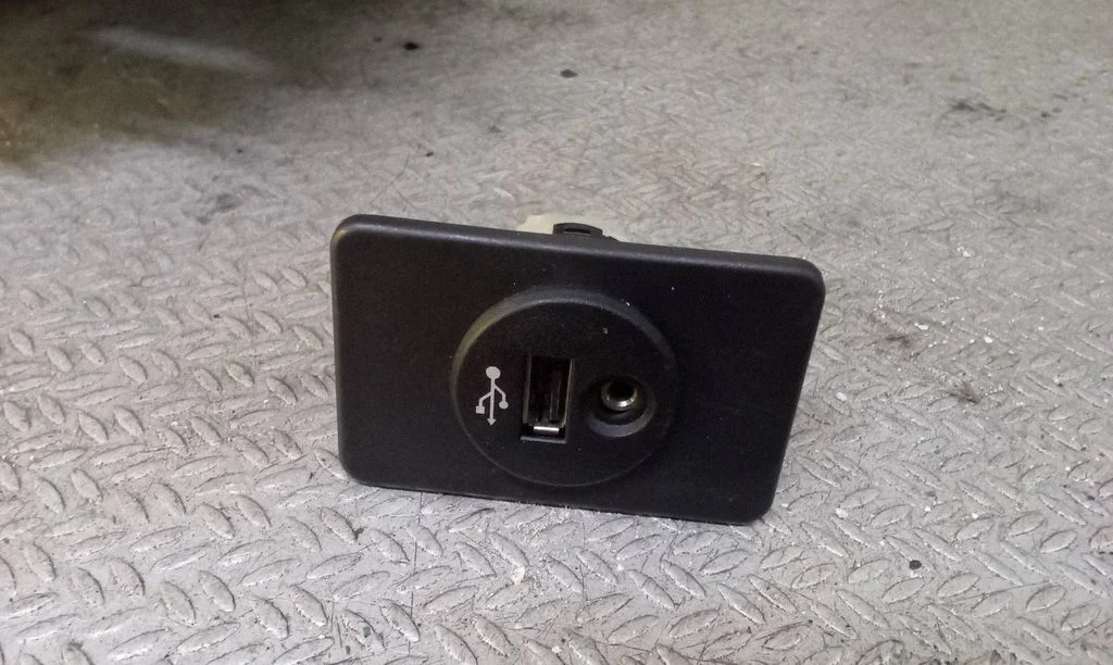 USB socket connector 684403VU1A