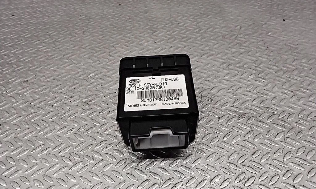 AUX ligzda 961103W000WK