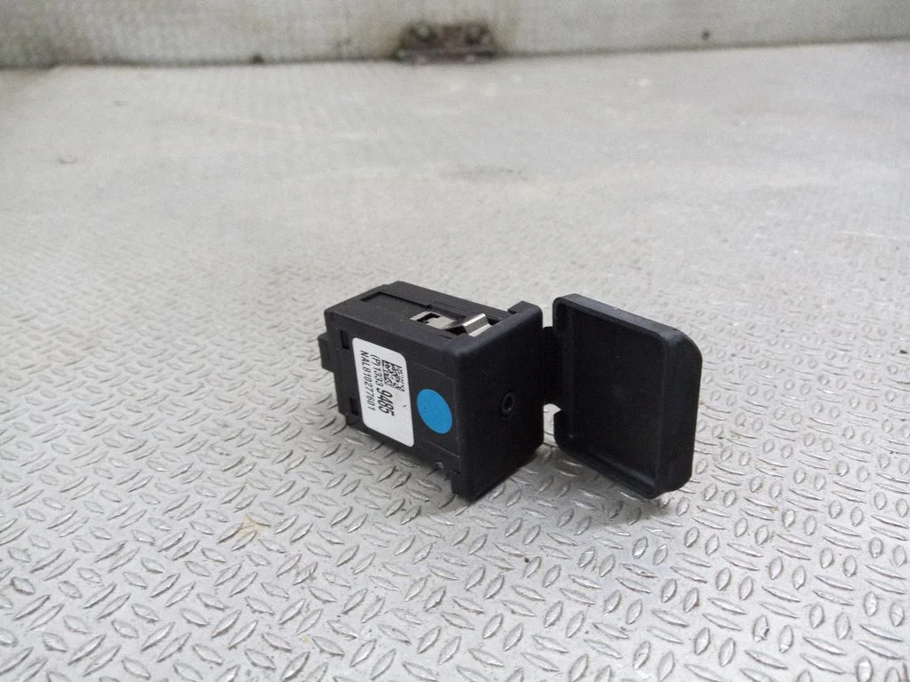AUX in-socket connector 13339485