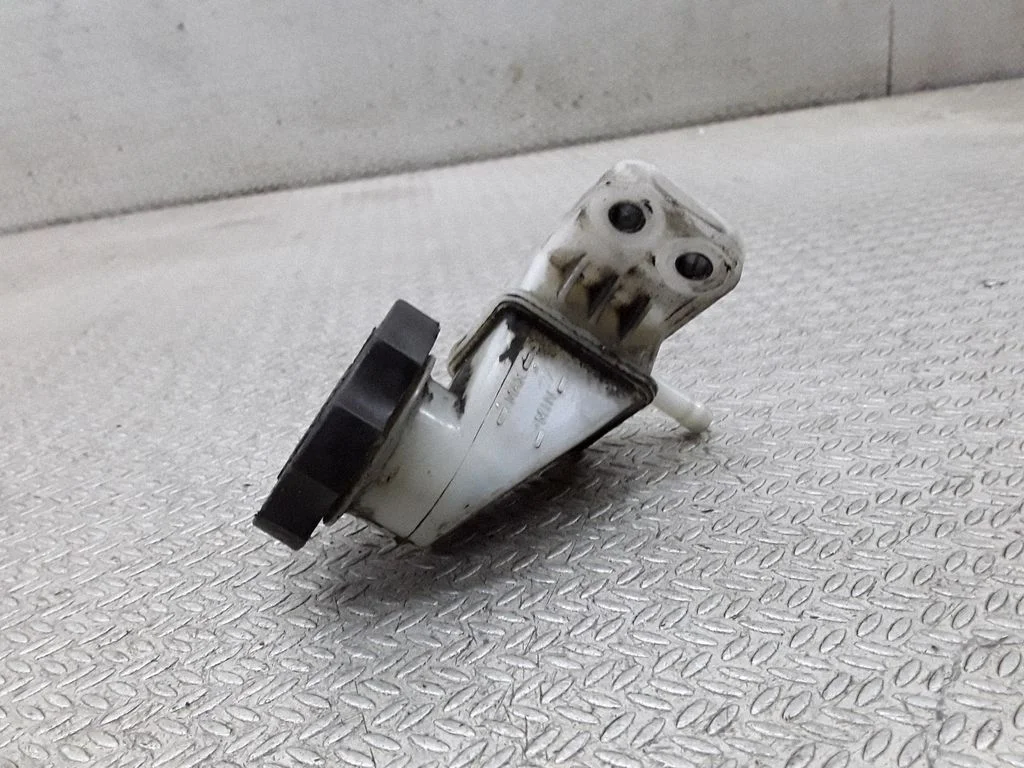 Clutch fluid reservoir/tank