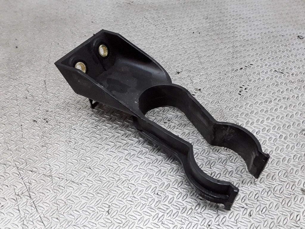 Intercooler pipe mounting bracket 30620509