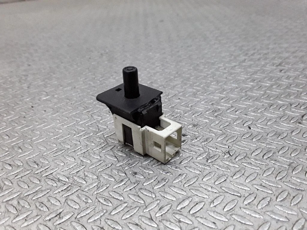 Rear door sensor – Mercedes-Benz E-Class W211 (2002-2009)