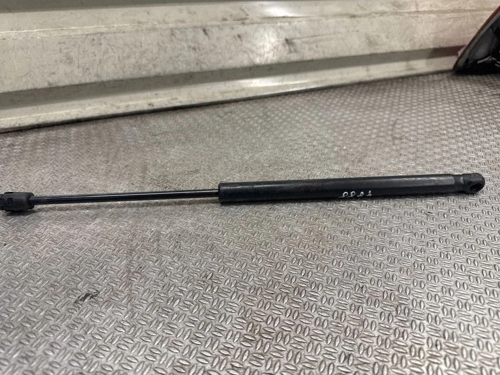 Aizmugurējā stikla amortizators 8147RS0100N