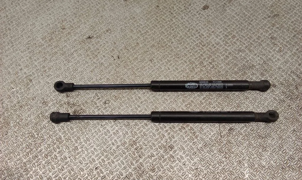 Rear window strut damper