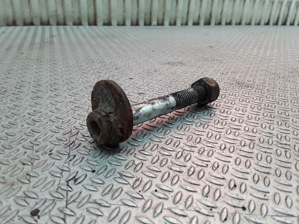 Eesmise vedrustuse kaldenurga polt