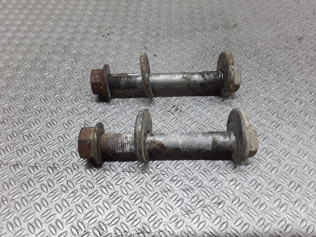 Rear suspension camber bolt