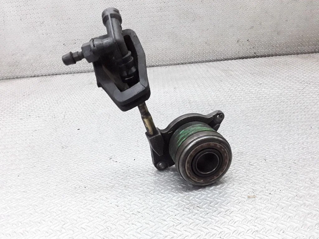 Clutch release bearing slave cylinder – Volvo V70 (2000-2004)