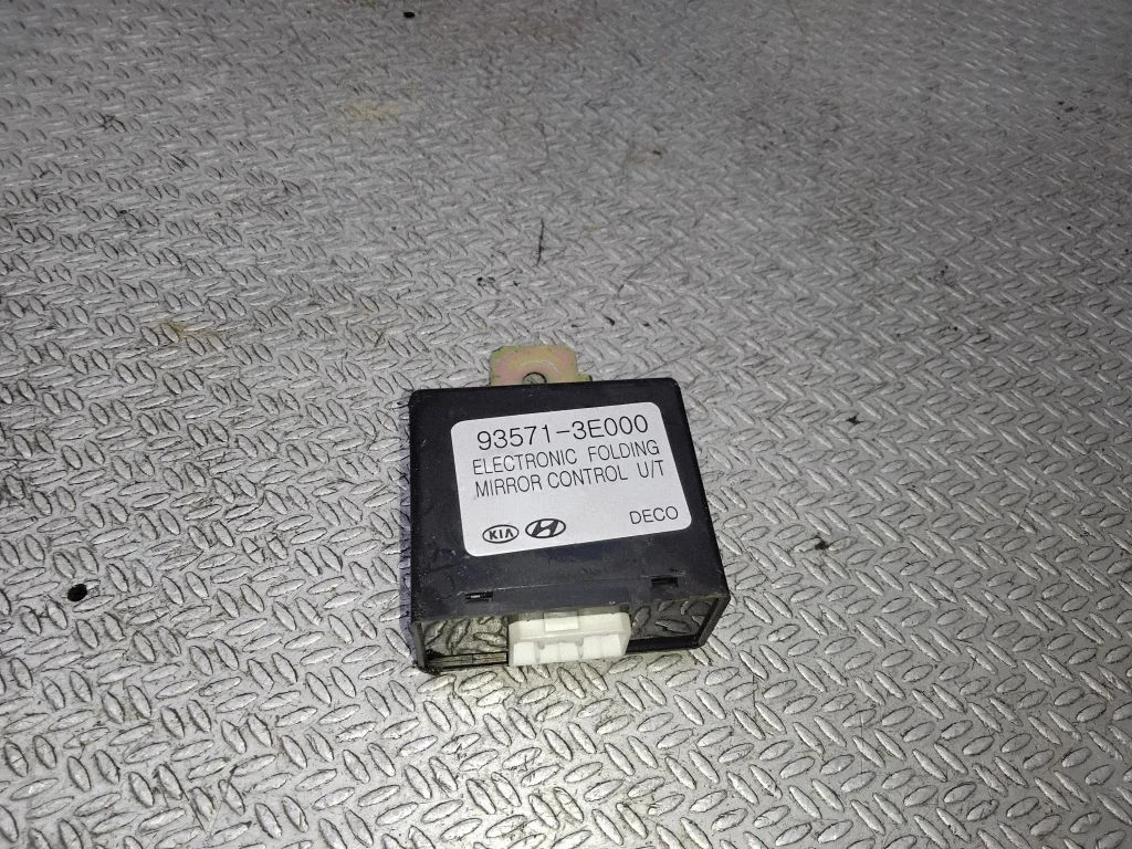 Wing mirror control module 935713E000
