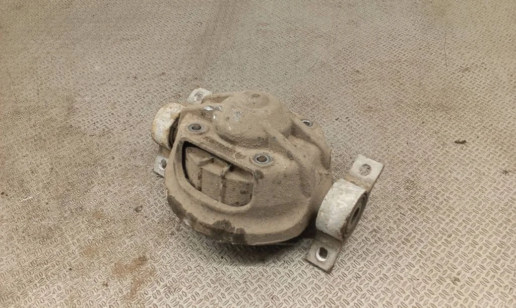 Front shock absorber mounting bracket 7L0512345B
