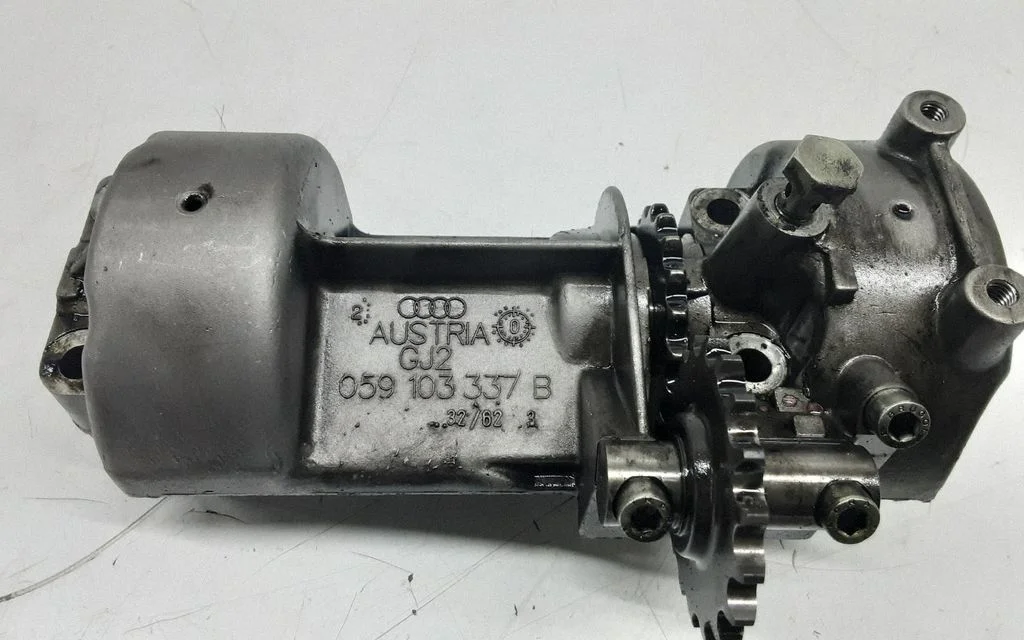 Oil pump balance shaft 059103337B