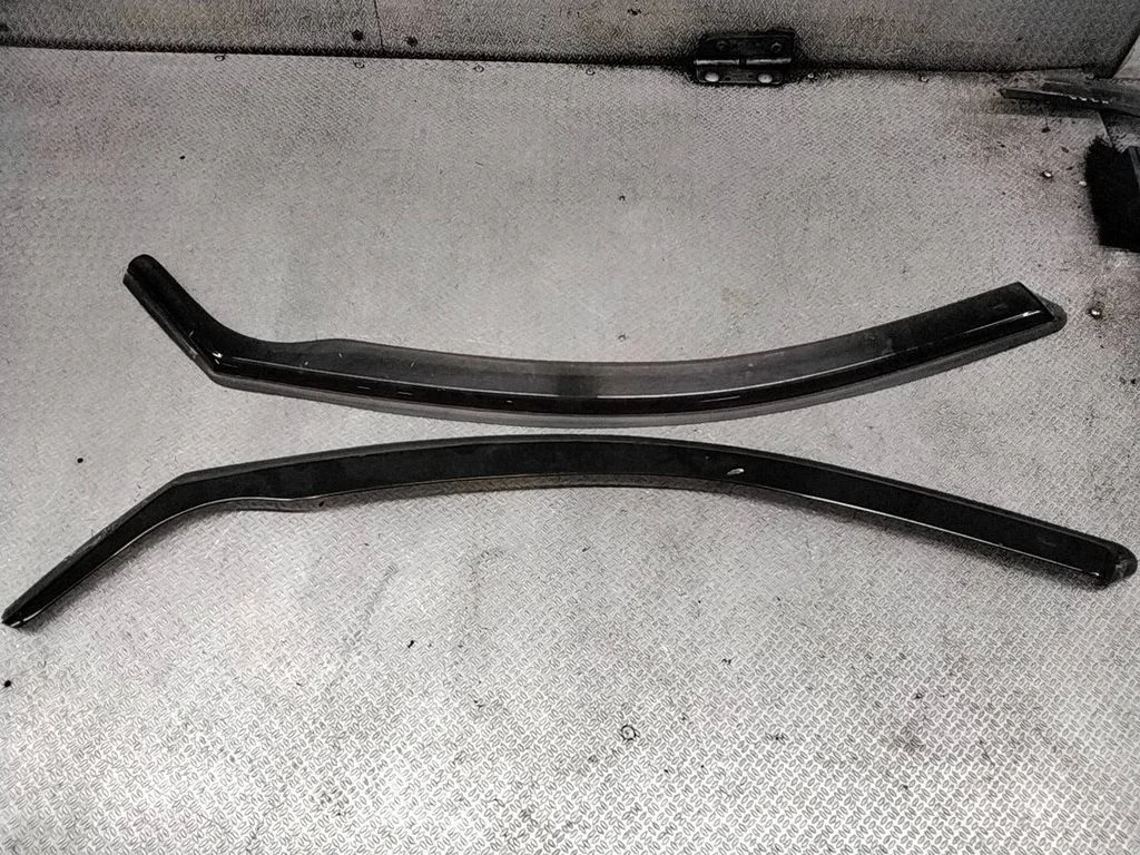 Front door coupe wind deflector