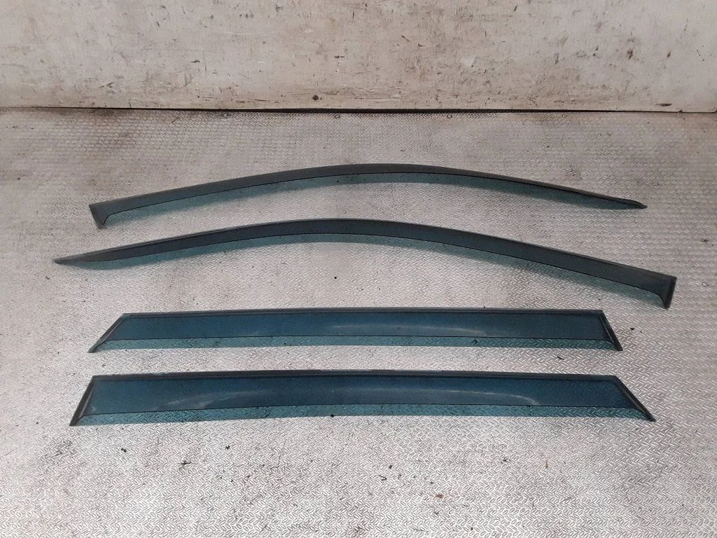 Front door coupe wind deflector